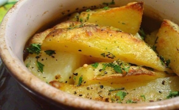 Картошка, тушенная с мясом в горшочке Картошка, тушенная с мясом в горшочке