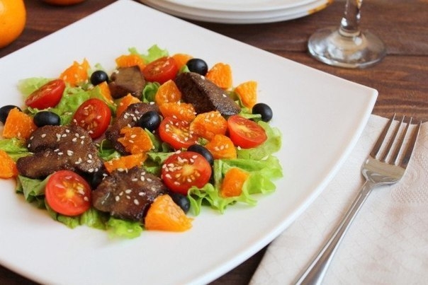 Салат с куриной печенью и мандаринами