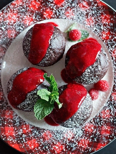 Шоколадные маффины с малиновым кули Шоколадные маффины с малиновым кули