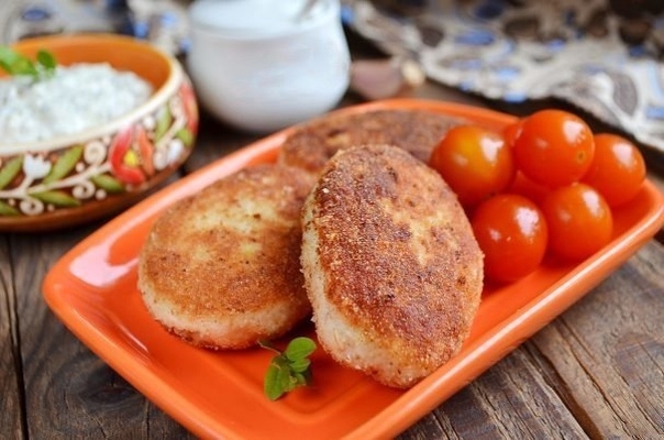 Куриные котлеты с овсянкой и сметанным соусом Куриные котлеты с овсянкой и сметанным соусом