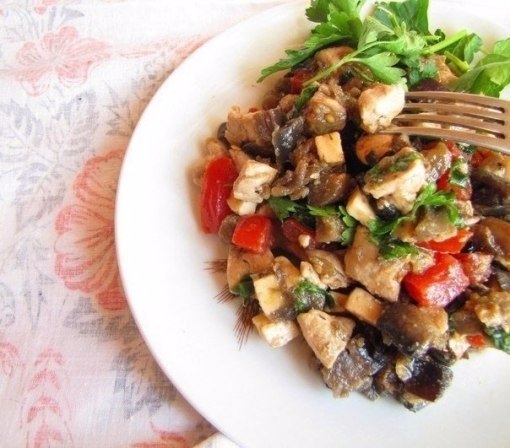 Сочный салат-закуска из баклажанов, курицы и помидоров