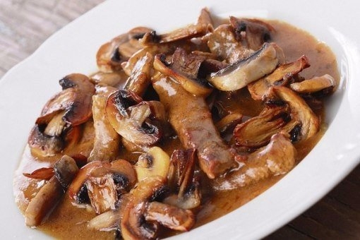 Нежная говядина с соусом и грибами