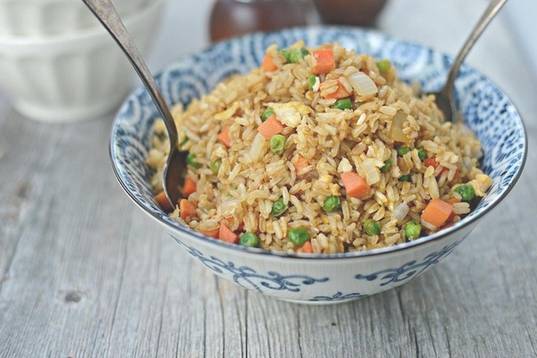 ЖАРЕНЫЙ РИС ПО ТАЙСКИ С ЯЙЦОМ И ОВОЩАМИ ЖАРЕНЫЙ РИС ПО ТАЙСКИ С ЯЙЦОМ И ОВОЩАМИ