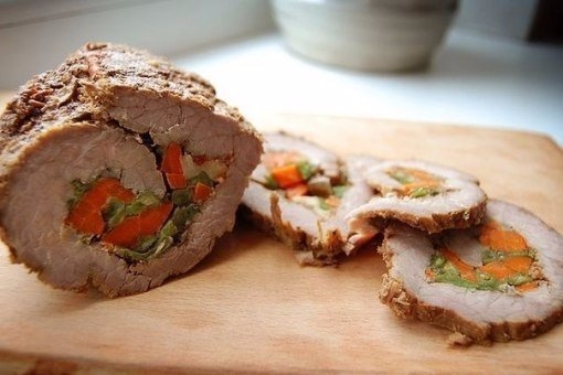 Рулет мясной с овощами