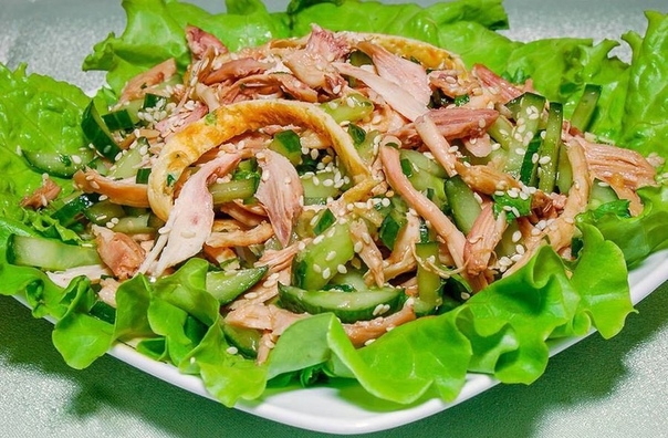 КОРЕЙСКИЙ САЛАТ С КУРИНОЙ ГРУДКОЙ И СОЕВЫМ СОУСОМ КОРЕЙСКИЙ САЛАТ С КУРИНОЙ ГРУДКОЙ И СОЕВЫМ СОУСОМ