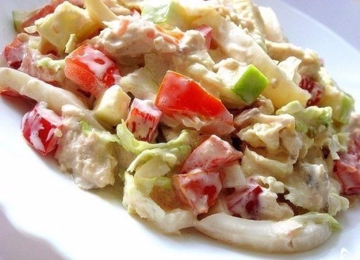 Салат с яблоком, курицей и кальмарам