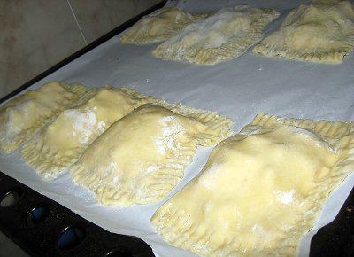 Слоеные пирожки с яблоками