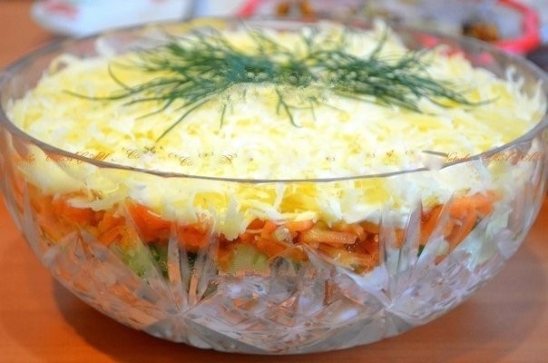 Салат с копченой курицей.