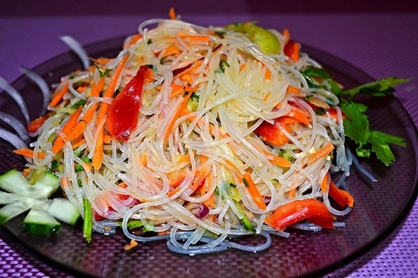 Салат с фунчозой и овощами. Ингредиенты: Салат с фунчозой и овощами. Ингредиенты:
