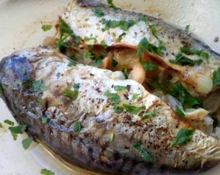 Скумбрия, запеченная с луком Скумбрия, запеченная с луком
