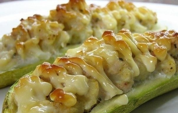 Кабачки, фаршированные курицей и овощами. Кабачки, фаршированные курицей и овощами.