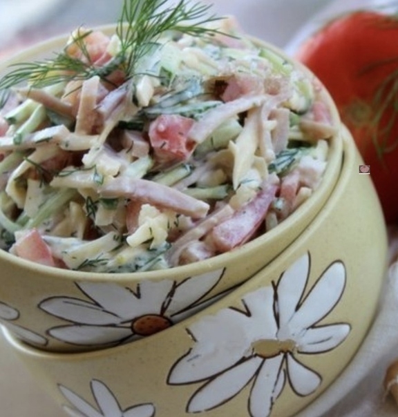 Салат с ветчиной, помидорами, огурцами и сыром Салат с ветчиной, помидорами, огурцами и сыром