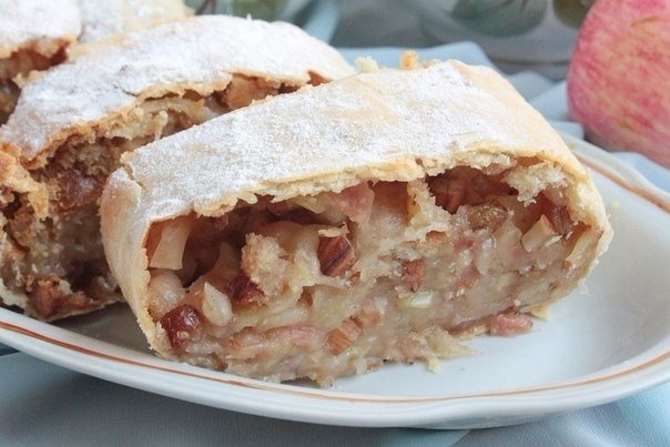 Яблочный штрудель с миндалем и изюмом Яблочный штрудель с миндалем и изюмом