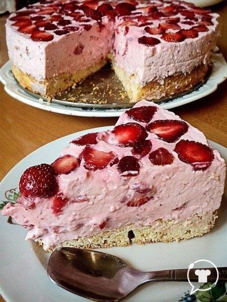 Торт с творожно-клубничной начинкой Торт с творожно-клубничной начинкой