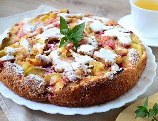Пышная шарлотка с вишней и яблоками. Пышная шарлотка с вишней и яблоками.