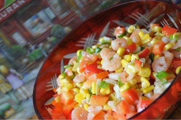 Праздничный, яркий, вкусный салат с креветками