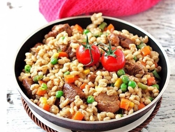 Очень вкусная перловая каша с мясом .
