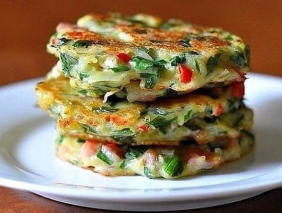 Дранички с ветчиной, сыром и зеленью. Дранички с ветчиной, сыром и зеленью.