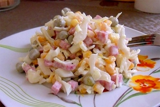 Капустный салат с кукурузой и колбасой. Капустный салат с кукурузой и колбасой.