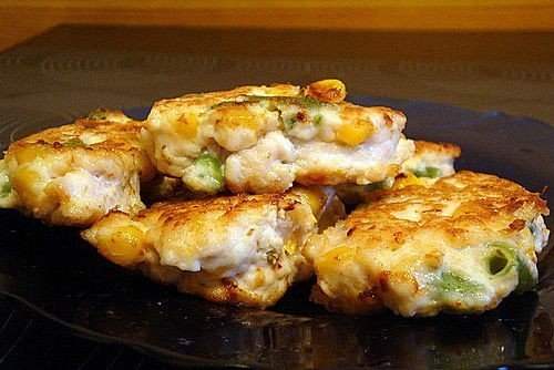 Нежные куриные оладьи с сыром и зеленью Нежные куриные оладьи с сыром и зеленью