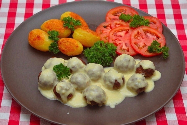 Мясные шарики из говяжьего фарша под сливочным соусом. Мясные шарики из говяжьего фарша под сливочным соусом.