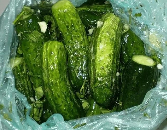 Вкуснейшие в пакетах помидорчики и огурчики. Вкуснейшие в пакетах помидорчики и огурчики.