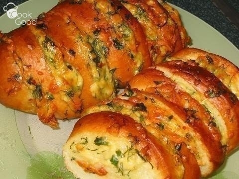 Вкусный хлеб с маслом, сыром и чесноком Вкусный хлеб с маслом, сыром и чесноком