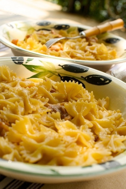 Фарфалле с курицей в медовом соусе