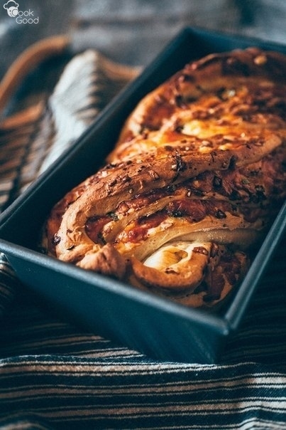 Скрученный домашний хлеб с луком, чесноком и сыром