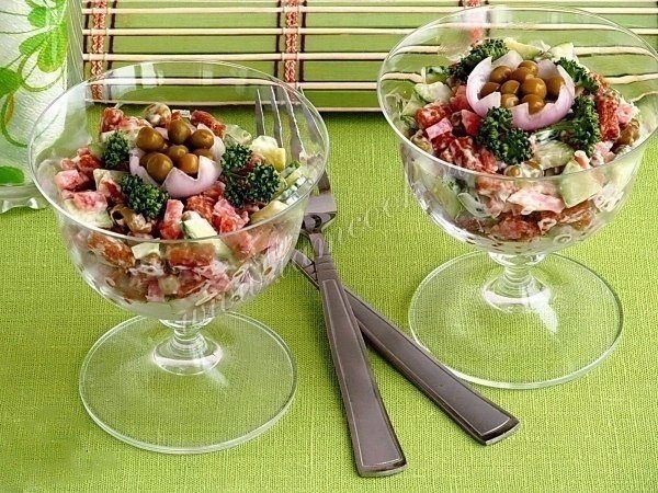 САЛАТ С СУХАРИКАМИ И КОПЧЕННОЙ КОЛБАСОЙ САЛАТ С СУХАРИКАМИ И КОПЧЕННОЙ КОЛБАСОЙ