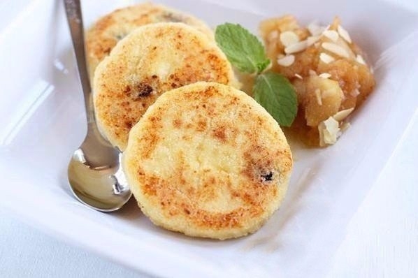 Сырники с манкой и изюмом Сырники с манкой и изюмом