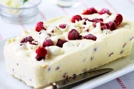 Легкий торт из йогурта и фруктов без выпечки.