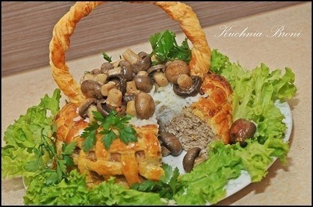 Корзина из слоеного теста с мясом, рисом и грибами Корзина из слоеного теста с мясом, рисом и грибами