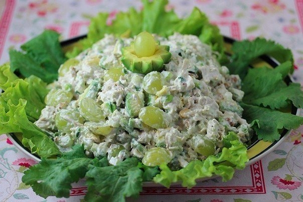 Летний салат с куриной грудкой и виноградом Летний салат с куриной грудкой и виноградом