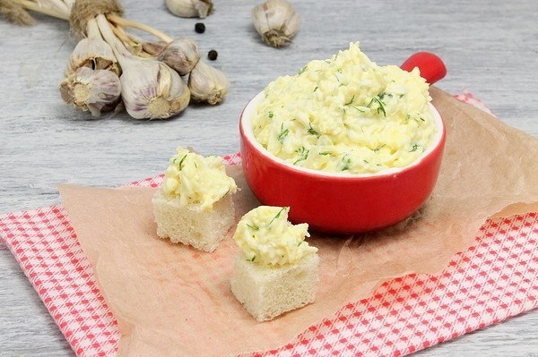 Сырная закуска с чесноком. Сырная закуска с чесноком.