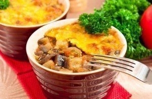 Запеканка с баклажанами и фаршем с соусом «Бешамель» Запеканка с баклажанами и фаршем с соусом «Бешамель»