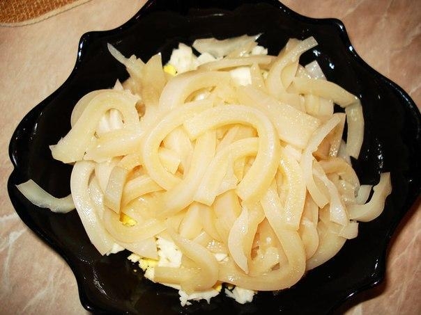 Салат из кальмаров.
