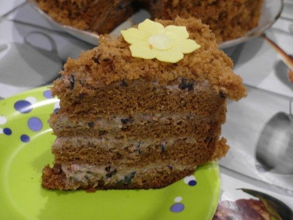 Медовый торт с черносливом и орехами.