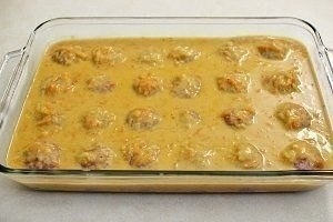 Тефтели с рисом и сливочной подливкой в духовке