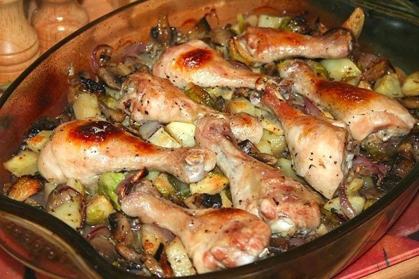 Куриные голени, запечённые с грибами и овощами Куриные голени, запечённые с грибами и овощами