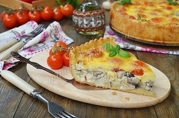 Открытый пирог «Киш лорен» с курицей и грибами. Открытый пирог «Киш лорен» с курицей и грибами.
