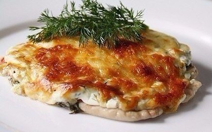 Отбивные из куриного филе в духовке с помидорами.