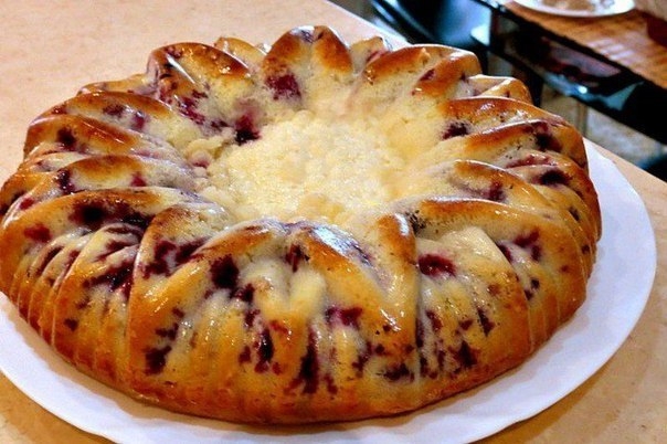 Пирог с творожной начинкой и смородиной Пирог с творожной начинкой и смородиной