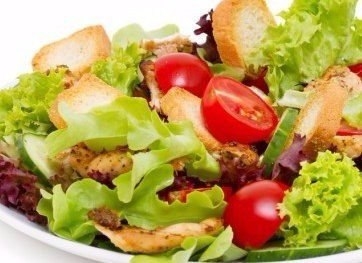 Легкий салат с курицей.