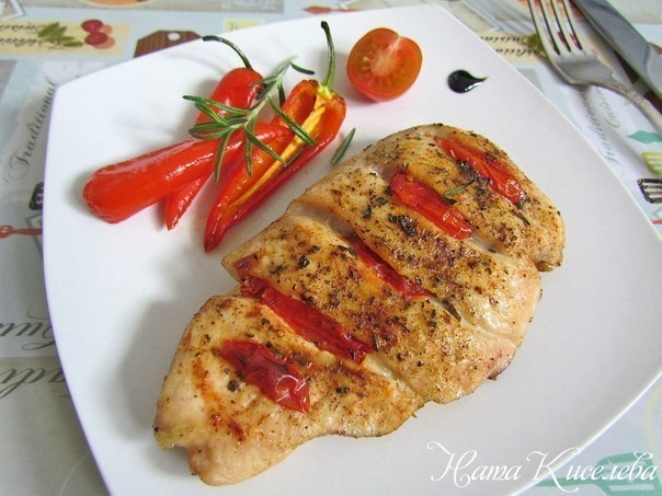 Куриное филе запеченное с помидорами Куриное филе запеченное с помидорами
