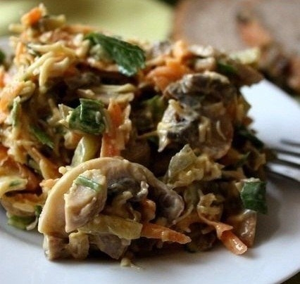 Грибной салат с сыром, морковью и солеными огурцами Грибной салат с сыром, морковью и солеными огурцами