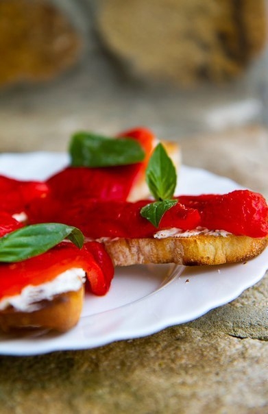Тосты с печеными перцами и сыром Тосты с печеными перцами и сыром