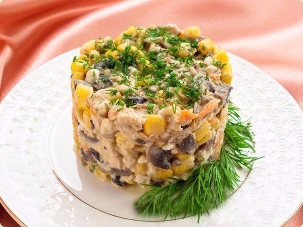Салат с курицей, грибами и кукурузой