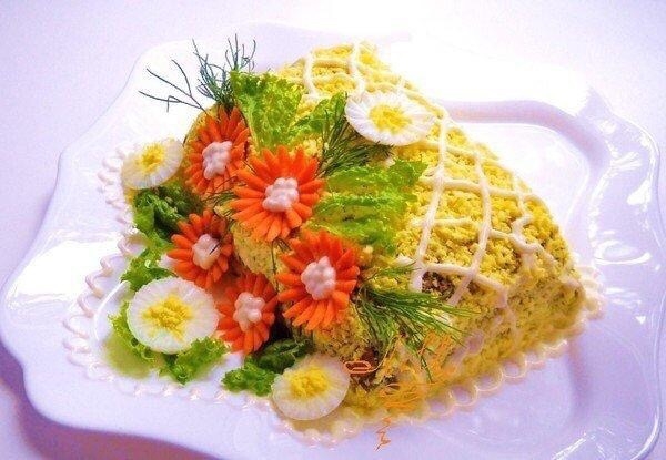 САЛАТ ИЗ КУРИНОЙ ПЕЧЕНИ С МАРИНОВАННЫМИ ОГУРЦАМИ