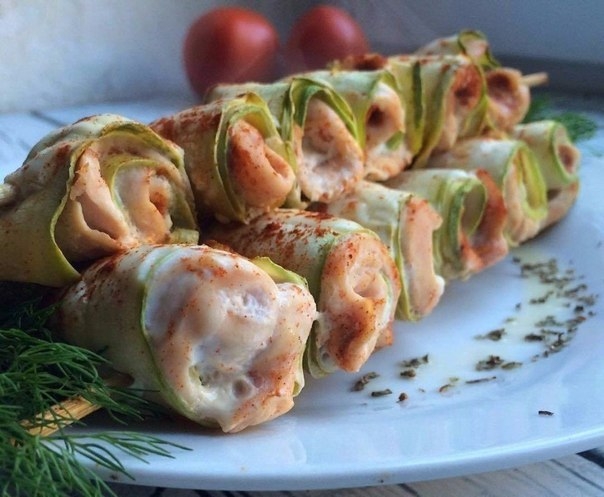 Рулетики из кабачка и куриного филе